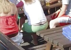 Egy szexi fiatal vad szex ingyen ribanc nedves punciját hagyja.