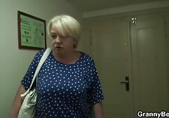Dörzsöli a mobil szexvideok csiklóját egy gyönyörű piros szobában.